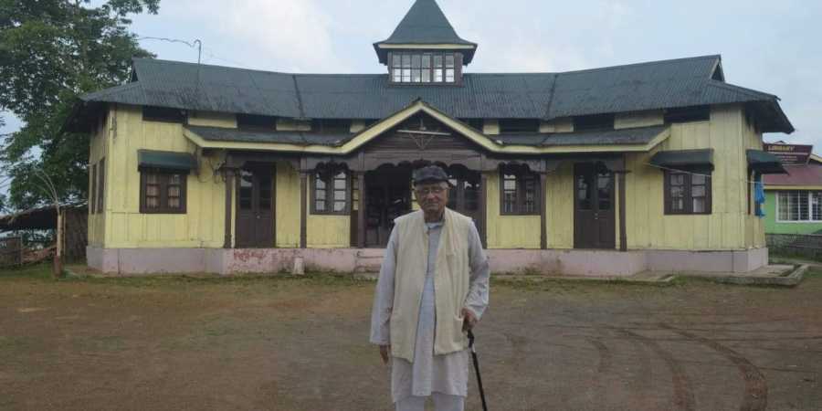 Natwar_Thakkar_in_front_of_Nagaland_Gandhi_Ashram