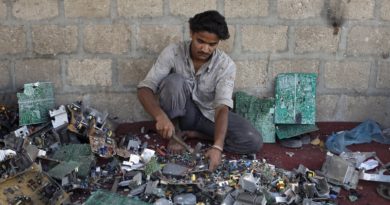 जानिए कैसे ई-कचरा आपकी आने वाली पीढ़ियों की जिंदगी बर्बाद कर सकता है Electronic waste_image