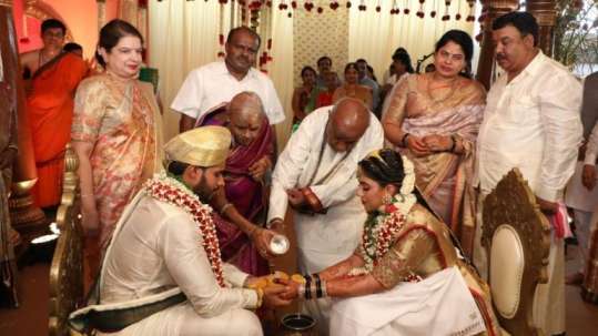 Lockdown Marriage : कर्नाटक के पूर्व मुख्यमंत्री कुमारस्वामी के परिवार की शादी में सामुदायिक दूरी की उड़ी धज्जियां, फोटो खिंचाते नजर आए लोग