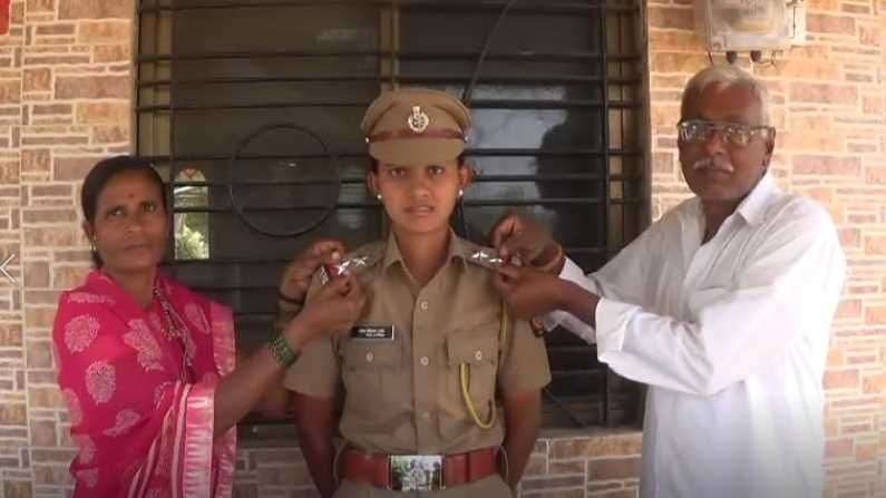Tejal Aaher : गरीब किसान की बेटी बनी पुलिस ऑफिसर, एक वक्त का खाना खाकर की पढ़ाई 1