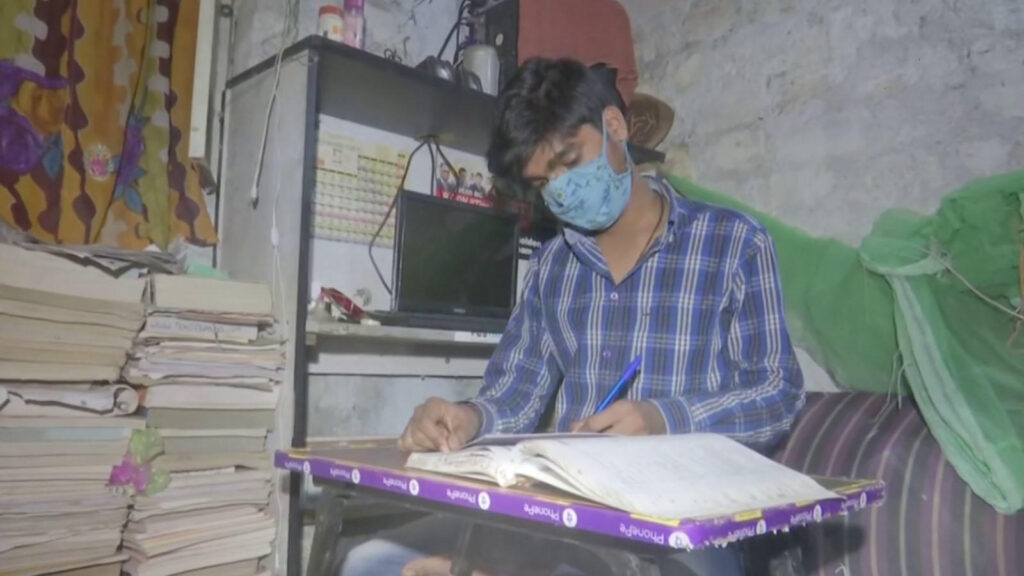Anmol ahirwar : पिता चाय बेचते हैं और मां चलाती हैं पान की गुमटी, बेटे को मिला आईआईटी कानपुर में दाखिला 2