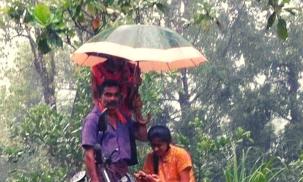 भारी बारिश में पिता ने खुद परेशानी सहकर बेटी को पढ़ने के लिए दी छांव, सोशल मीडिया में वायरल हुई तस्वीर 1