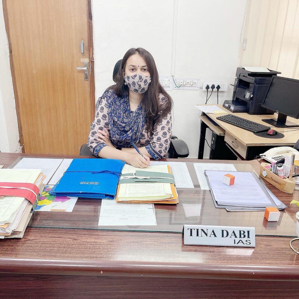 IAS Tina Dabi : मां का सपना था बेटी बनें आईएएस अधिकारी, महज 22 साल की उम्र में UPSC परीक्षा में पहली रैंक पाकर बनी टॉपर 1