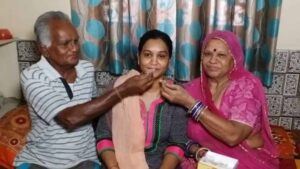 A-woman-who-was-sweeping-the-streets-of-Jodhpur-as 3