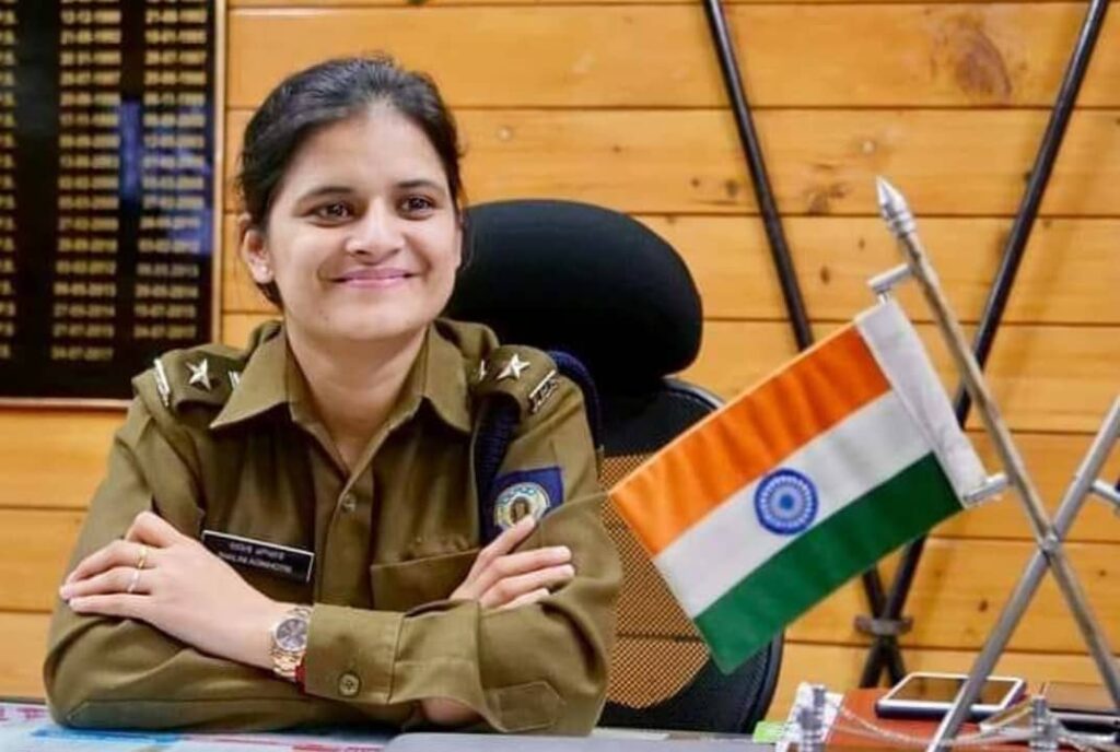 Shalini agnihotri ips : मामूली वेतन पर बस कंडक्टर की नौकरी कर बेटी को पढ़ाया, upsc परीक्षा में 285वीं रैंक हासिल कर बनी IPS अधिकारी 1