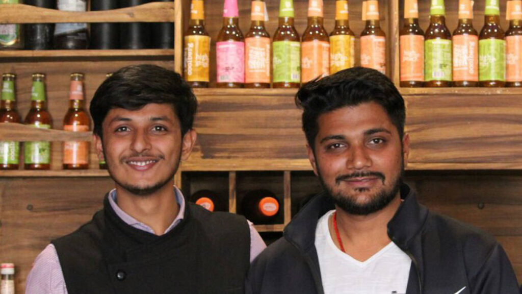 Chai Sutta Bar Success story : यूपीएससी की पढ़ाई छोड़कर खोली चाय की दुकान, रिश्तेदारों ने उड़ाया था मजाक लेकिन आज दुकान का है करोड़ों का टर्नओवर 1