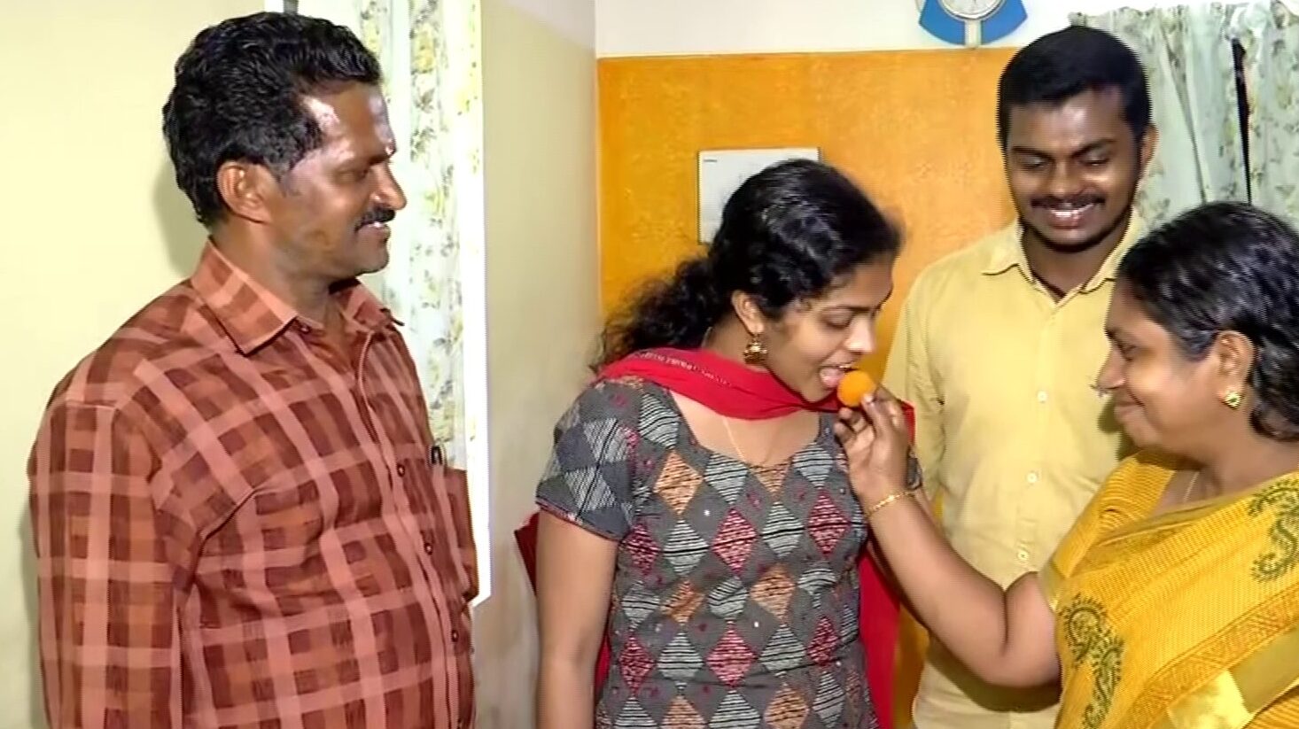 upsc topper Aswathy S : कंस्ट्रक्शन मजदूरी कर पिता ने बेटी को पढ़ाया, बेटी ने यूपीएससी परीक्षा पास कर किया परिवार का नाम रोशन 3