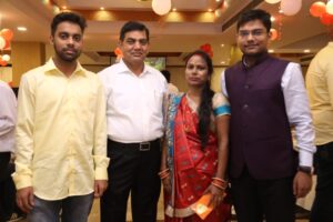 Abhijeet-Sinha-ias-topper-upsc-cse-2017-19th-rank-family 3