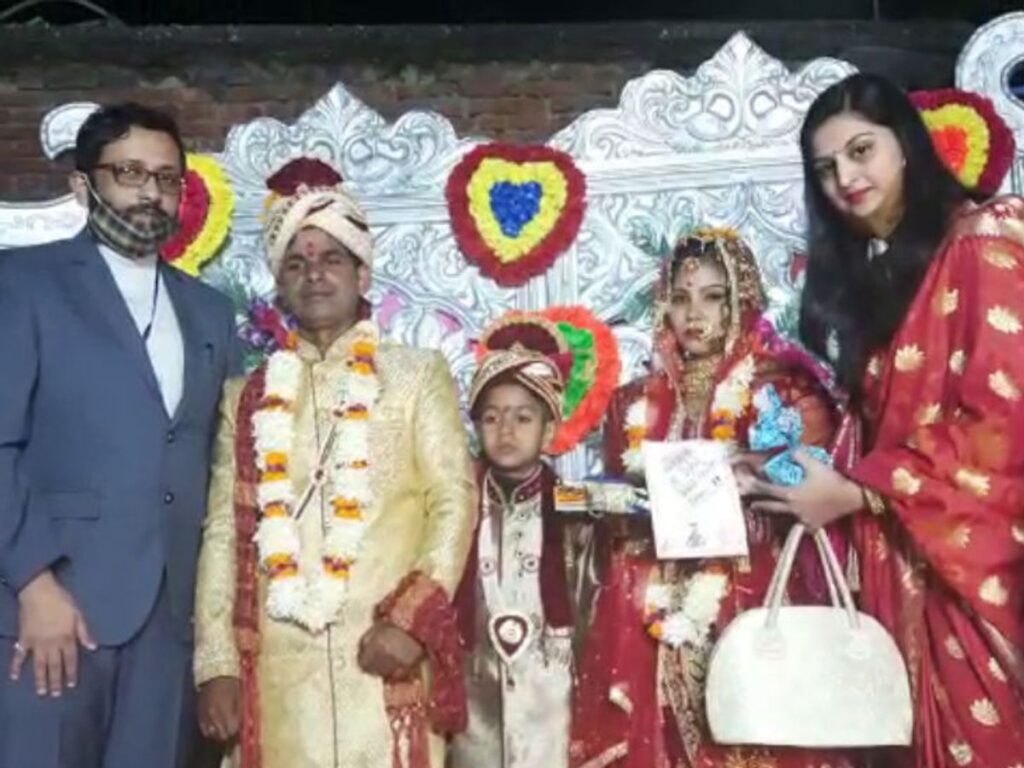 Amit kishore : सेना में शहीद जवान की बेटी की शादी में पत्नी के साथ पहुंचें जिलाधिकारी, बेटी का किया कन्यादान 2