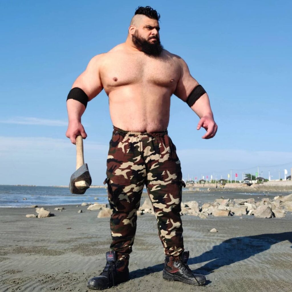 Iranian Hulk के नाम से मशहूर 27 साल के इस लड़के के सामने कार भी पड़ जाती है छोटी, जानिए कैसे Bodybuilding से पूरी दुनिया में रोशन किया नाम 10