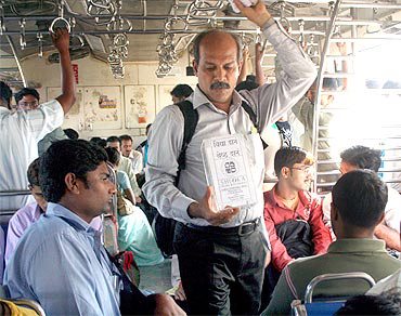 Sandeep Desai : लोकल ट्रेन में भीख मांगकर प्रोफेसर ने जुटाए 1 करोड़ रुपए, गरीब बच्चों की पढ़ाई के लिए खोले स्कूल 2