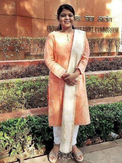 Deeksha Jain ias : पिता से प्रेरित होकर बेटी ने शुरू की यूपीएससी परीक्षा की तैयारी, 22वीं रैंक हासिल कर बनीं IAS अधिकारी 2