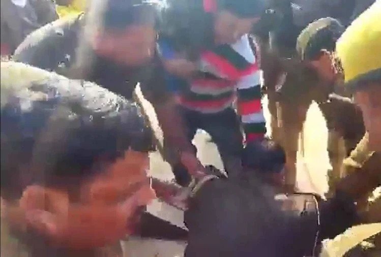 Kanpur Dehat Viral Video : गोद में बच्चा लिए स्वास्थ्यकर्मी को पुलिस ने बेरहमी से पीटा, पुलिसकर्मी निलंबित 21