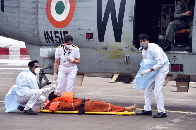 Indian Navy commando rescue : भारतीय नौसेना के जवानों ने तेज समुद्री लहरों के बीच बचाई मलेशियन महिला की जान, सोशल मीडिया में लोगों ने सराहा 1
