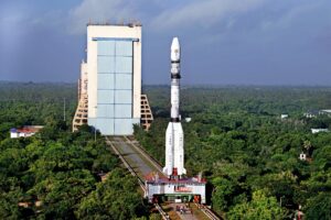 19gslv-d6-being-moved-vehicle-assembly-building-to-launch-pad 3