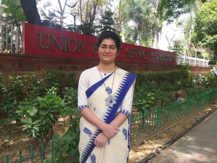 Divya Mishra IAS : टीचर की बेटी ने पास की यूपीएससी परीक्षा, तीसरे प्रयास में 28वीं रैंक हासिल कर बनीं IAS अधिकारी 93