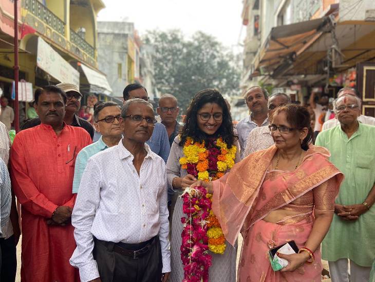 Radhika Gupta ias : किराने की दुकान चलाने वाले की बेटी बनीं IAS अधिकारी, यूपीएससी परीक्षा किया टॉप 2