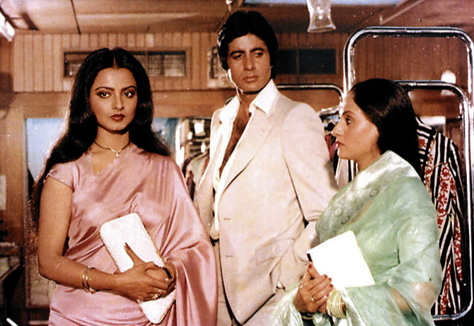Amitabh Bachchan and Rekha Romance : रेखा के लिए लड़ पड़े थे अमिताभ, सीक्रेट बंगले पर होती थी दोनों की मुलाकात, जानिए कैसे अधूरी रह गई प्रेम कहानी ! 2