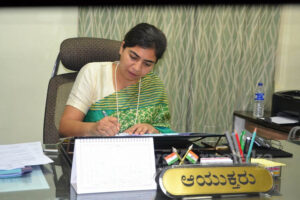 Charulatha-Somal_commissioner_Shimoga 3