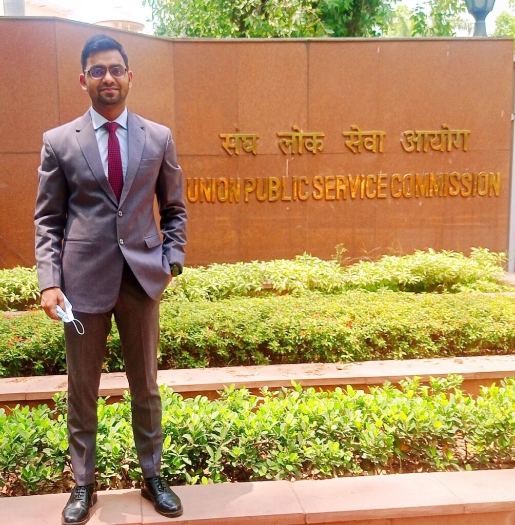 IAS Vishal Dhakad : मोटर मैकेनिक पिता का सपना पूरा करने के लिए बेटे ने की यूपीएससी परीक्षा की तैयारी, 39वीं रैंक हासिल कर बनें IAS अधिकारी 1