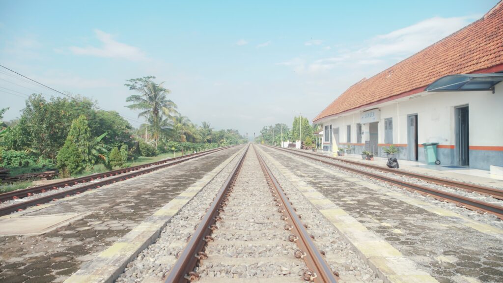 Vande bharat Train : प्रयागराज से गोरखपुर के बीच वंदे भारत ट्रेन चलाने की तैयारी, सिर्फ इस एक स्टेशन पर रुकेगी ट्रेन 1