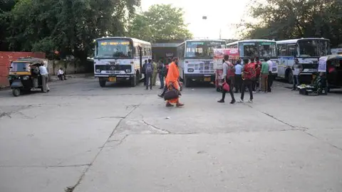 Lucknow News : घर में चल रहे अवैध बस अड्डे का भंडाफोड़, 250 से अधिक यात्रियों और बसों को पुलिस ने किया सीज 1