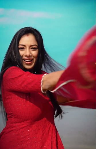 Rupali ganguly : अनुपमा फेम रुपाली गांगुली ने लाल रंग का सूट पहनकर सोशल मीडिया में छाई, वायरल हुई तस्वीरें 2