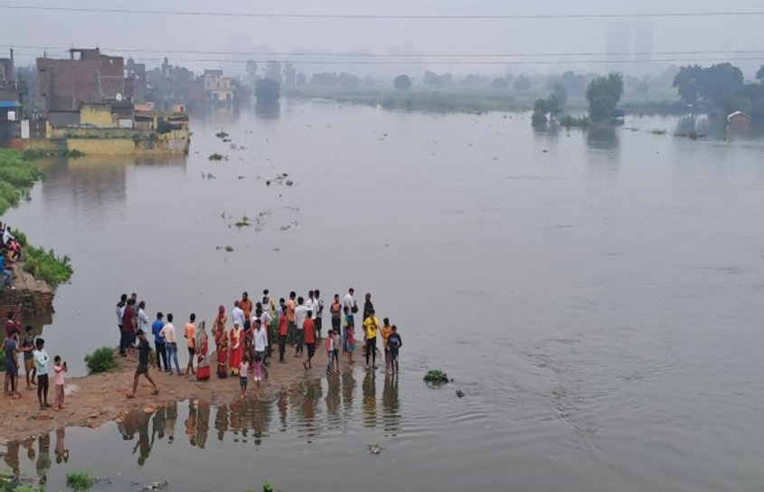 Hindon River Flood: नोएडा में 400 गाड़ियां हुई पानी में जलमग्न, जानिए क्या है वजह 1